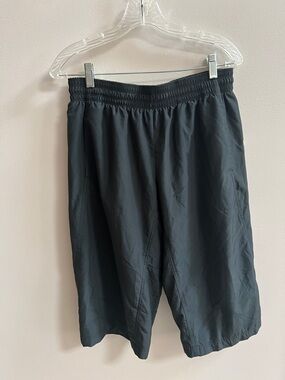 Nike Women's Black Athletic Capris/Shorts with Elastic Waist And Side Pockets